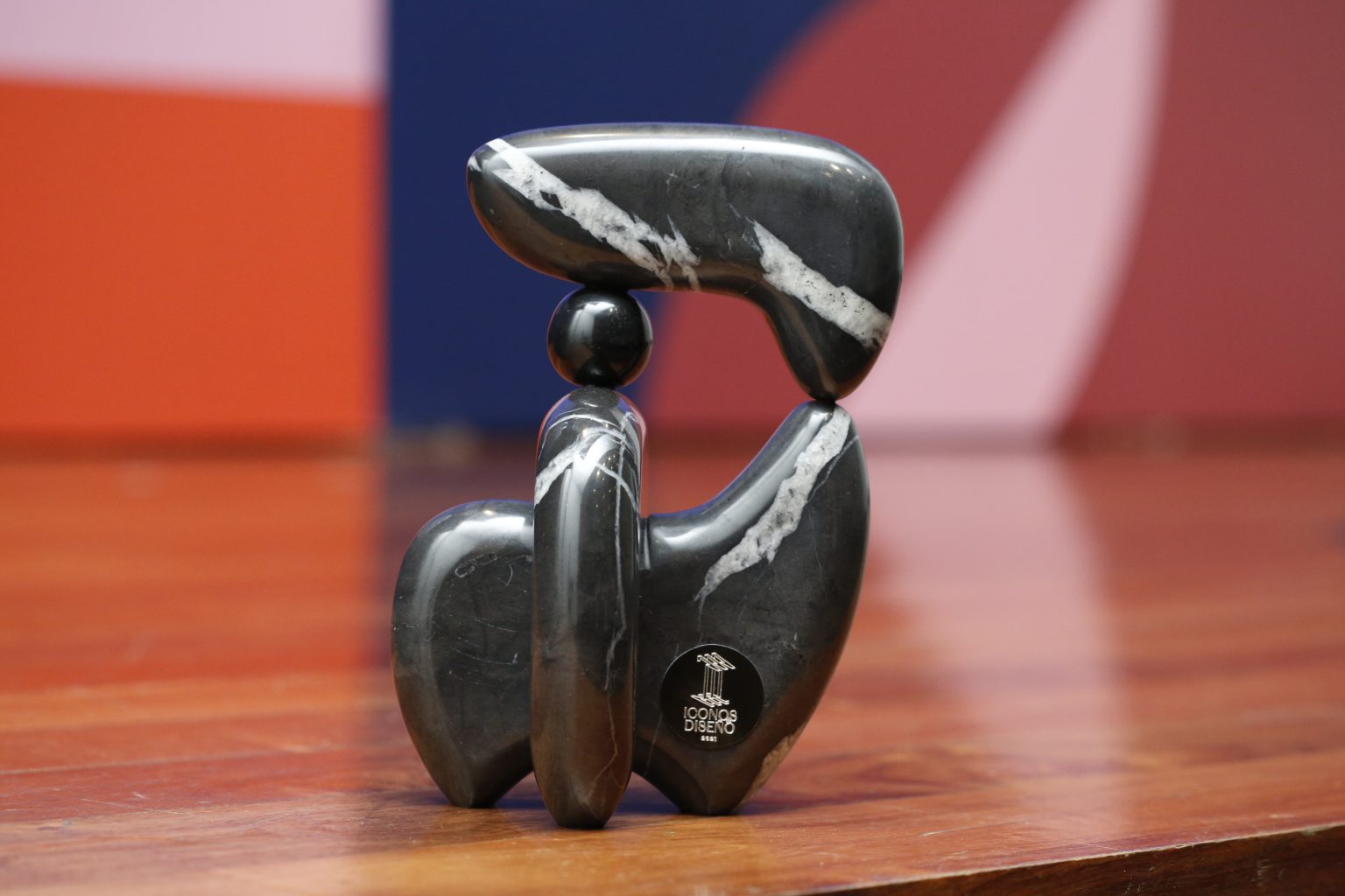 Estatuilla del Premio Iconos del Diseño 2021